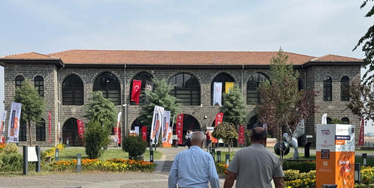 Diyarbakır Kültür Yolu Festivali'nde 6. Gün: Kaçırılmaması Gereken Etkinliklerle Dolu Bir Gün Sizi Bekliyor! 2 diyarbakir-kultur-yolu-festivalinde-6-gun-kacirilmamasi-gereken-etkinliklerle-dolu-bir-gun-sizi-bekliyor-rfgQjy78.jpg