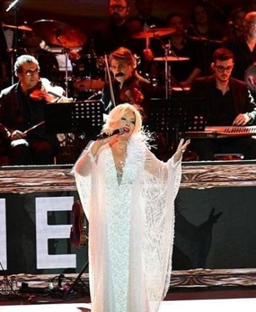Emel Sayın, Unutulmaz 'Başrolde Emel Sayın' Konseriyle Müziğin Zirvesine Çıktı! İşte O Anların Büyüsü! 2 emel-sayin-unutulmaz-basrolde-emel-sayin-konseriyle-muzigin-zirvesine-cikti-iste-o-anlarin-buyusu-WuBu8NUP.jpg