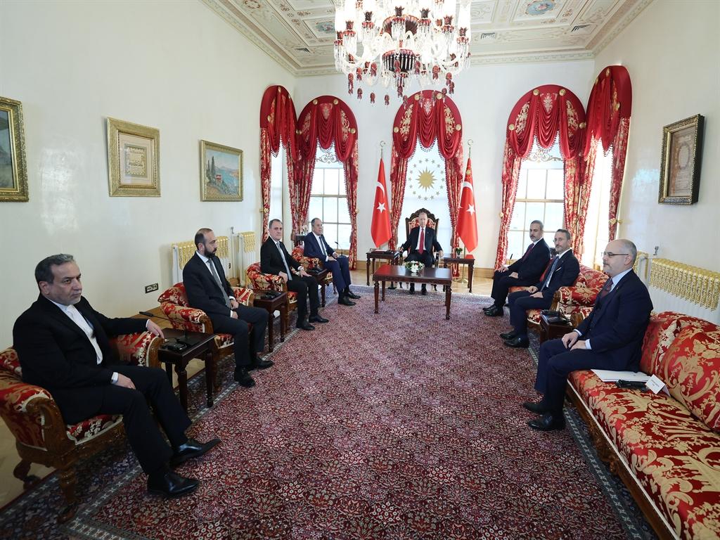 Erdoğan, Dört Ülkenin Dışişleri Bakanlarını Tarihi Bir Görüşmede Ağırladı 1 Önemli Diplomatic Görüşme