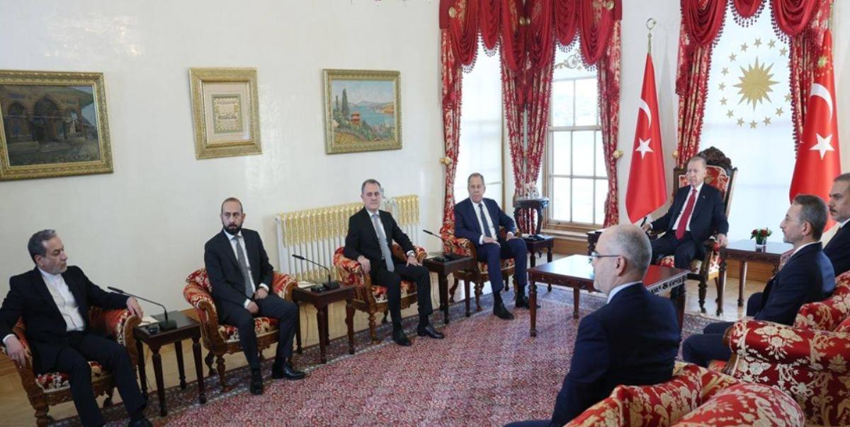 Erdoğan, Dört Ülkenin Dışişleri Bakanlarını Tarihi Bir Görüşmede Ağırladı 7 erdogan-dort-ulkenin-disisleri-bakanlarini-tarihi-bir-gorusmede-agirladi-u42BHeCg.jpg