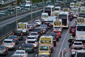 eylulde-212-bin-451-yeni-tasit-trafige-kaydedildi-ADQc9EN5.jpg