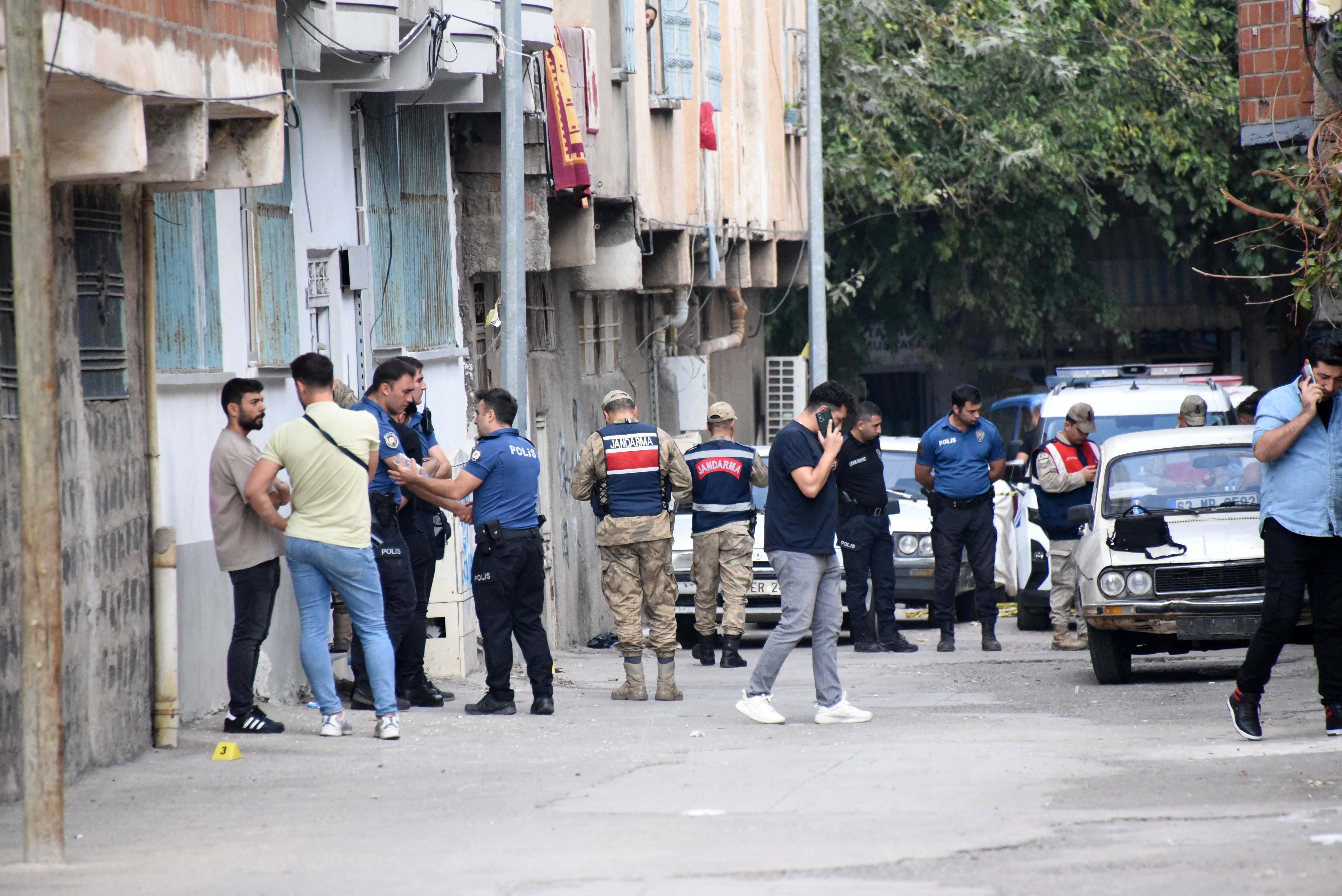 İhbar Üzerine Gelen Polislere Saldırı: Olayın Detayları 1 Siverek'te Uyuşturucu Bağımlısı Oğul ile Babası Arasında Kavga