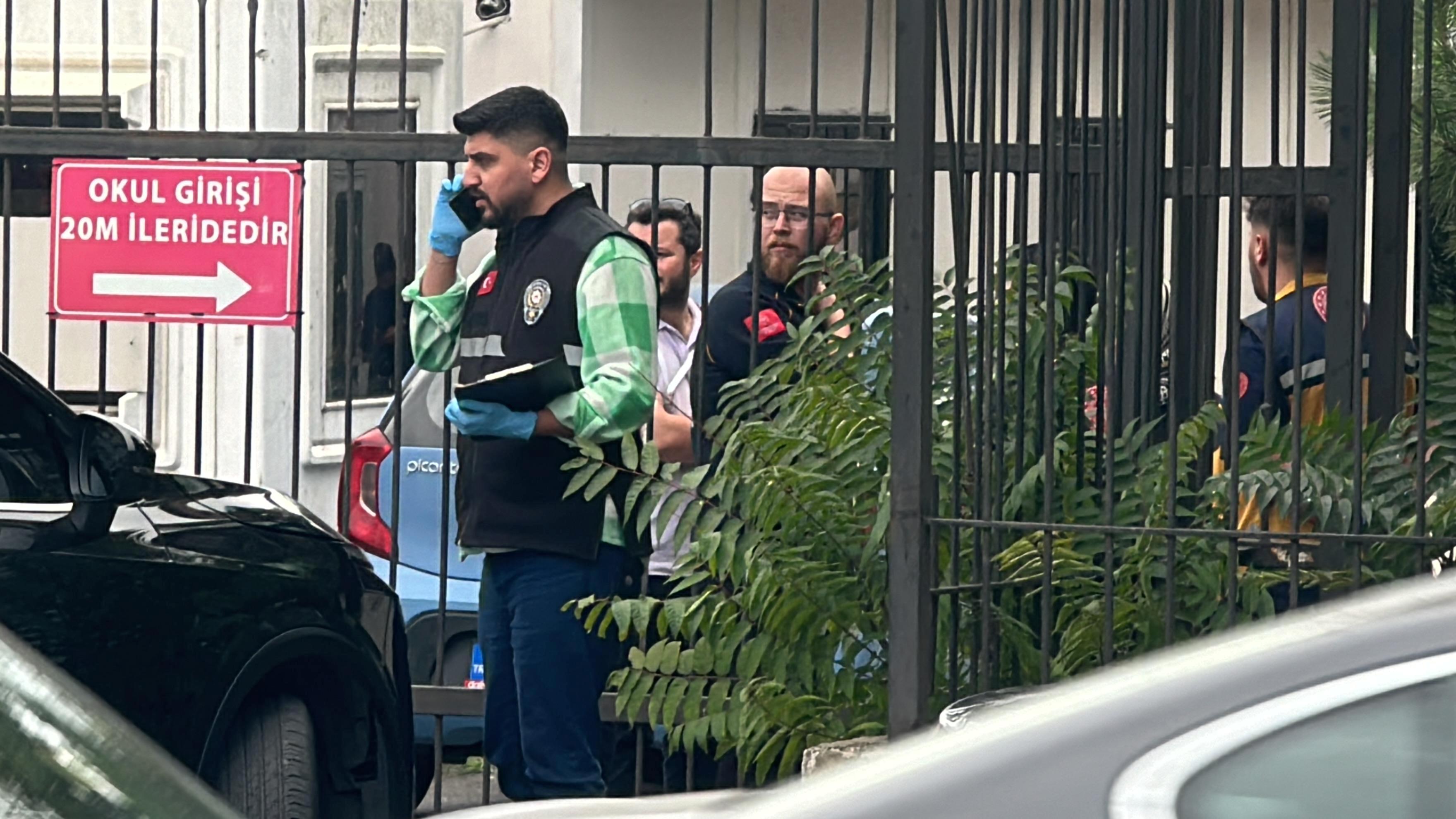 İstanbul'da Lise Öğretmeninin Müdüre Yönelik Silah Çekme Olayı! 2 İstanbul'da Lise Öğretmeninin Müdüre Yönelik Silah Çekme Olayı!