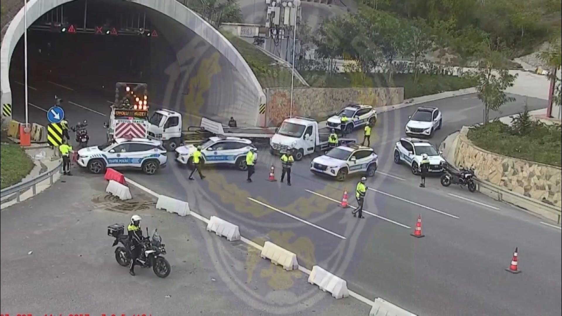 İstanbul'da Sinema Gibi Anlar: Kaçanlar ve Peşindeki Polis 5 Motosikletlilerin Tehlikeli Hareketleri Kamerada