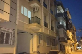 İzmir'deki Evinde Gizemli Ölüm: Detaylar Ortaya Çıkıyor 11 izmirdeki-evinde-gizemli-olum-detaylar-ortaya-cikiyor-jrJsmKWv.jpg