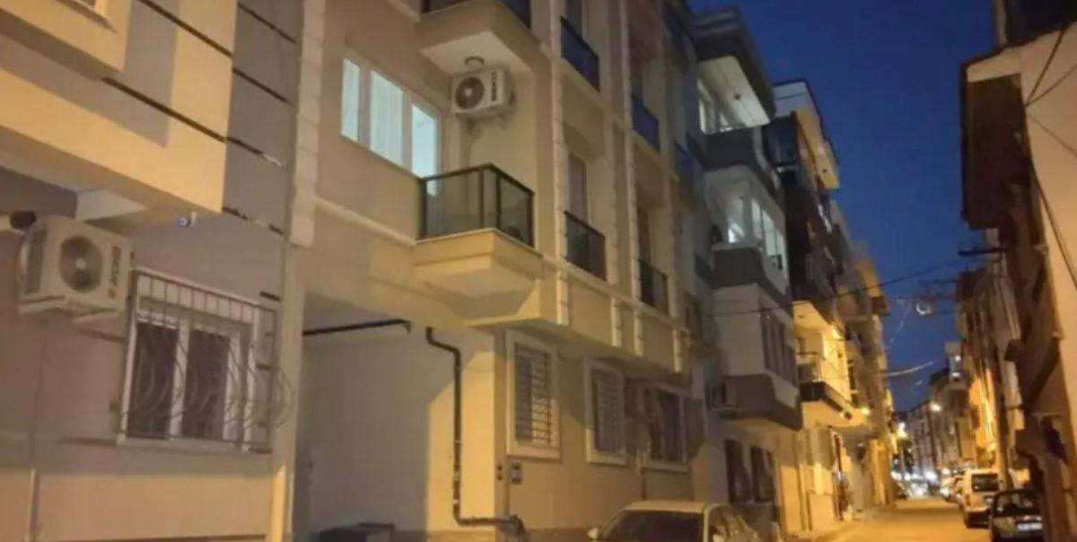 İzmir'deki Evinde Gizemli Ölüm: Detaylar Ortaya Çıkıyor 2 izmirdeki-evinde-gizemli-olum-detaylar-ortaya-cikiyor-jrJsmKWv.jpg