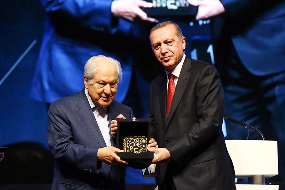 Kudüs'ün Efsanevi Şairi Nuri Pakdil: Ölüm Yıldönümünde Bilmediğiniz 7 Şaşırtıcı Gerçek! 1 Yeni Yazarlar ve Şairler Yetiştirdi