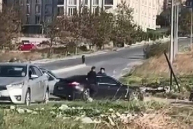 Otomobiliyle Husumetlisinin Araçlarına Defalarca Çarpan Kişi Gözaltına Alındı 4 otomobiliyle-husumetlisinin-araclarina-defalarca-carpan-kisi-gozaltina-alindi-6VnXs2Xc.jpg