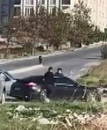 Otomobiliyle Husumetlisinin Araçlarına Defalarca Çarpan Kişi Gözaltına Alındı 5 otomobiliyle-husumetlisinin-araclarina-defalarca-carpan-kisi-gozaltina-alindi-6VnXs2Xc.jpg