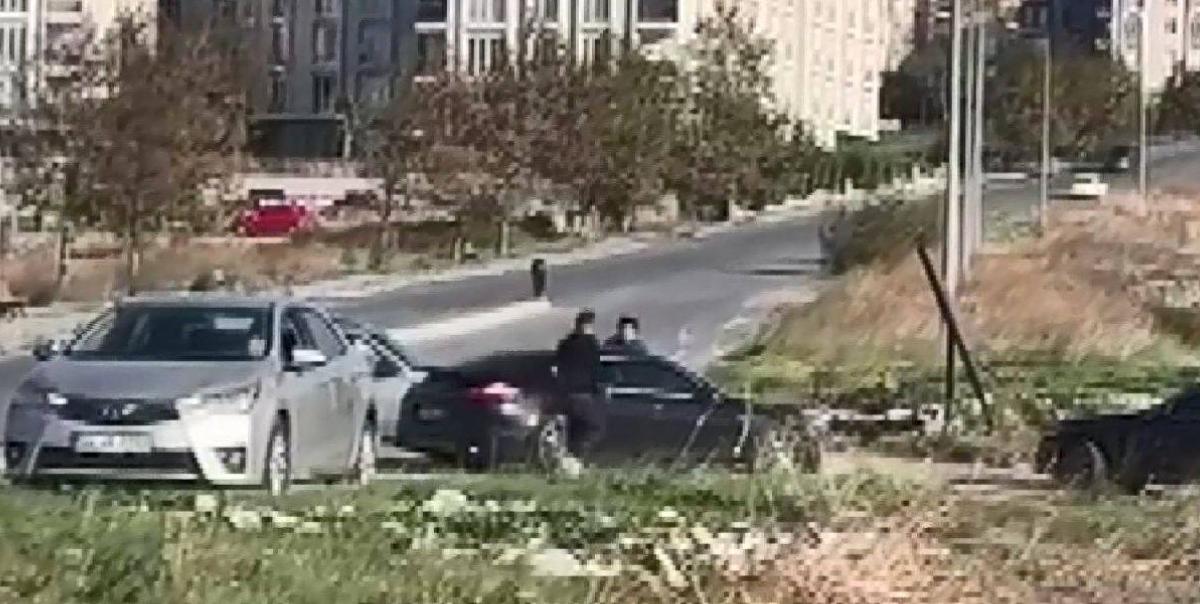 Otomobiliyle Husumetlisinin Araçlarına Defalarca Çarpan Kişi Gözaltına Alındı 2 otomobiliyle-husumetlisinin-araclarina-defalarca-carpan-kisi-gozaltina-alindi-6VnXs2Xc.jpg