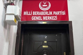 Polis Giremez: Parti Genel Merkezinde Uyuşturucu Ticareti Skandalı! 9 polis-giremez-parti-genel-merkezinde-uyusturucu-ticareti-skandali-UPLGiQ3g.jpg