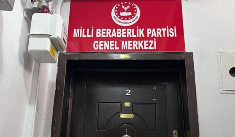Polis Giremez: Parti Genel Merkezinde Uyuşturucu Ticareti Skandalı! 1 polis-giremez-parti-genel-merkezinde-uyusturucu-ticareti-skandali-UPLGiQ3g.jpg