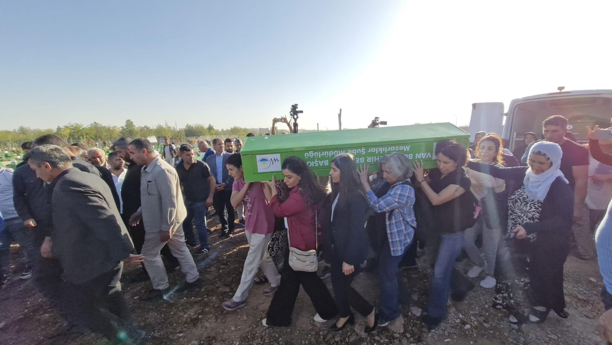 Rojin'in Vanda Bulunan Cenazesi Diyarbakır'da Görkemli Bir Törenle Toprağa Verildi 2 Rojin'in Vanda Bulunan Cenazesi Diyarbakır'da Görkemli Bir Törenle Toprağa Verildi