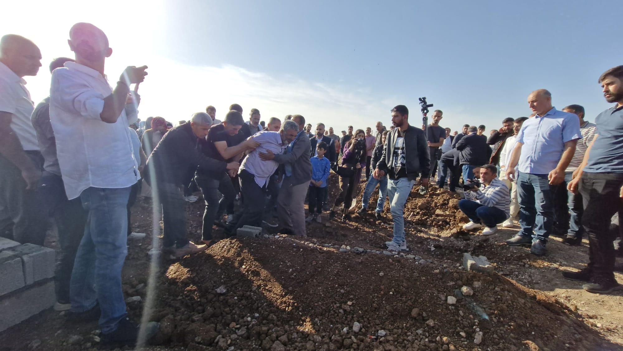Rojin'in Vanda Bulunan Cenazesi Diyarbakır'da Görkemli Bir Törenle Toprağa Verildi 4 Rojin'in Vanda Bulunan Cenazesi Diyarbakır'da Görkemli Bir Törenle Toprağa Verildi
