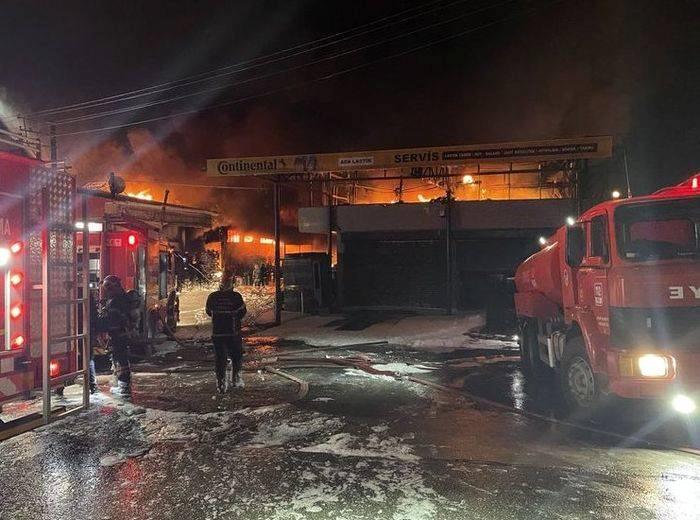 Sakarya'da Yangın Felaketi: Kauçuk Fabrikasındaki Alevler 5 İş Yerine Sıçradı! 1 Sakarya'da Kauçuk Fabrikasında Yangın Paniği