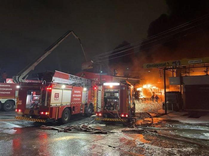 Sakarya'da Yangın Felaketi: Kauçuk Fabrikasındaki Alevler 5 İş Yerine Sıçradı! 2 Sakarya'da Yangın Felaketi: Kauçuk Fabrikasındaki Alevler 5 İş Yerine Sıçradı!