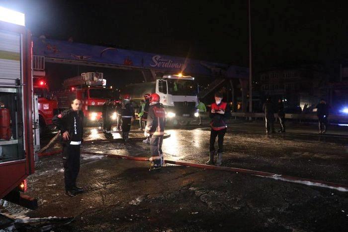 Sakarya'da Yangın Felaketi: Kauçuk Fabrikasındaki Alevler 5 İş Yerine Sıçradı! 3 Başkan Alemdar'dan Yangın İncelemesi