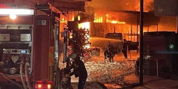 Sakarya’da Yangın Felaketi: Kauçuk Fabrikasındaki Alevler 5 İş Yerine Sıçradı!