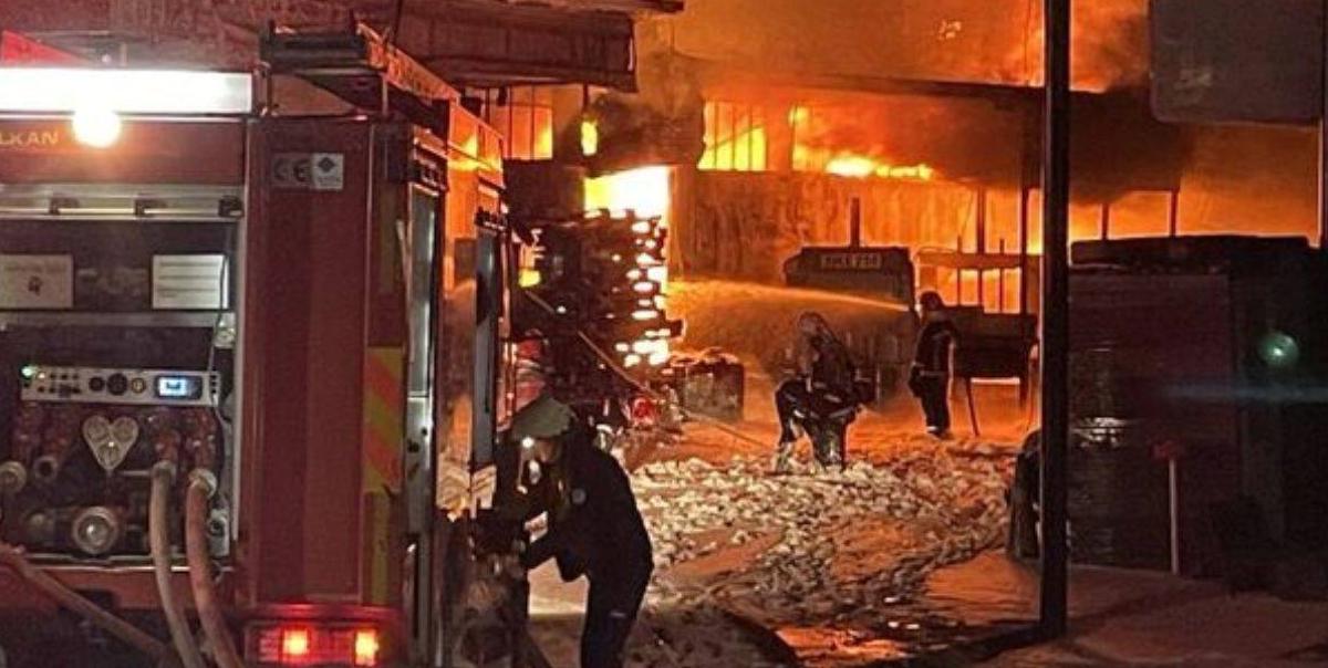 Sakarya'da Yangın Felaketi: Kauçuk Fabrikasındaki Alevler 5 İş Yerine Sıçradı! 7 sakaryada-yangin-felaketi-kaucuk-fabrikasindaki-alevler-5-is-yerine-sicradi-BG2ibcuB.jpg