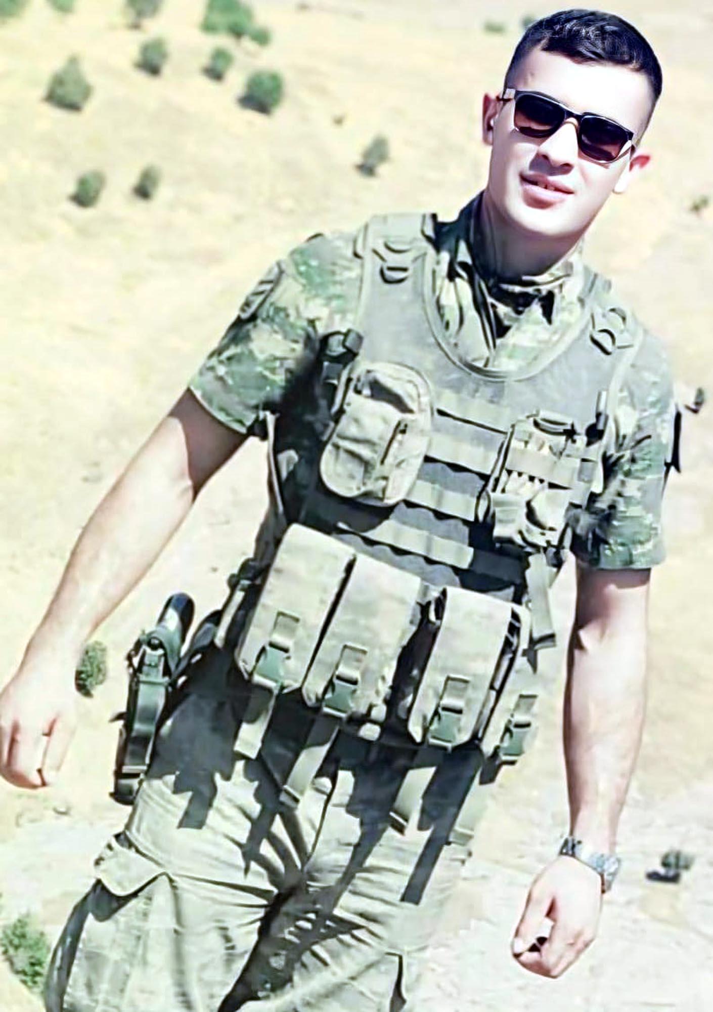 Şehit Oğluna Müjdeyi Veren Baba: Hain Sonunda Geberdi! 4 Şehit Oğluna Müjdeyi Veren Baba: Hain Sonunda Geberdi!