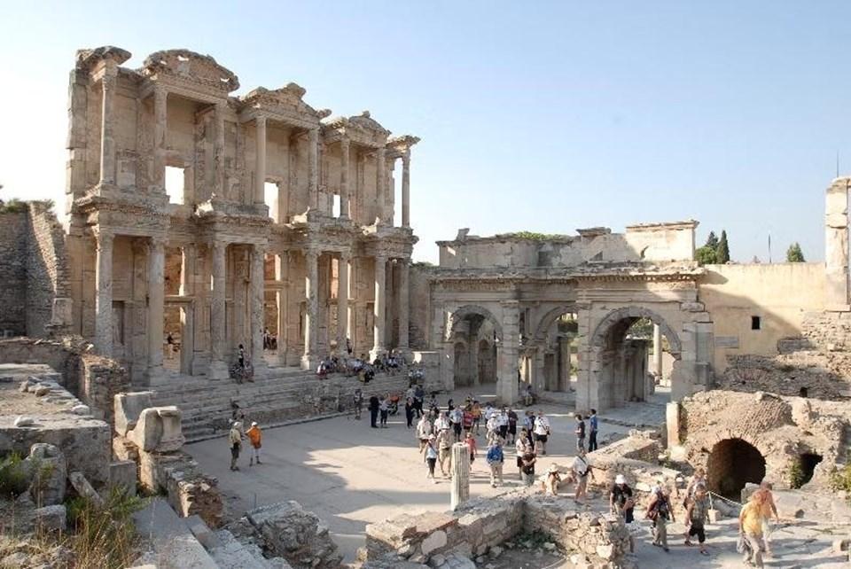 Şok Edici Keşif: Efes'te Bulunan Gladyatör Mezarı, İçindeki Sırlarla Dolu! 1 Efes Antik Kenti'nde Gladyatör Mezarı Keşfi