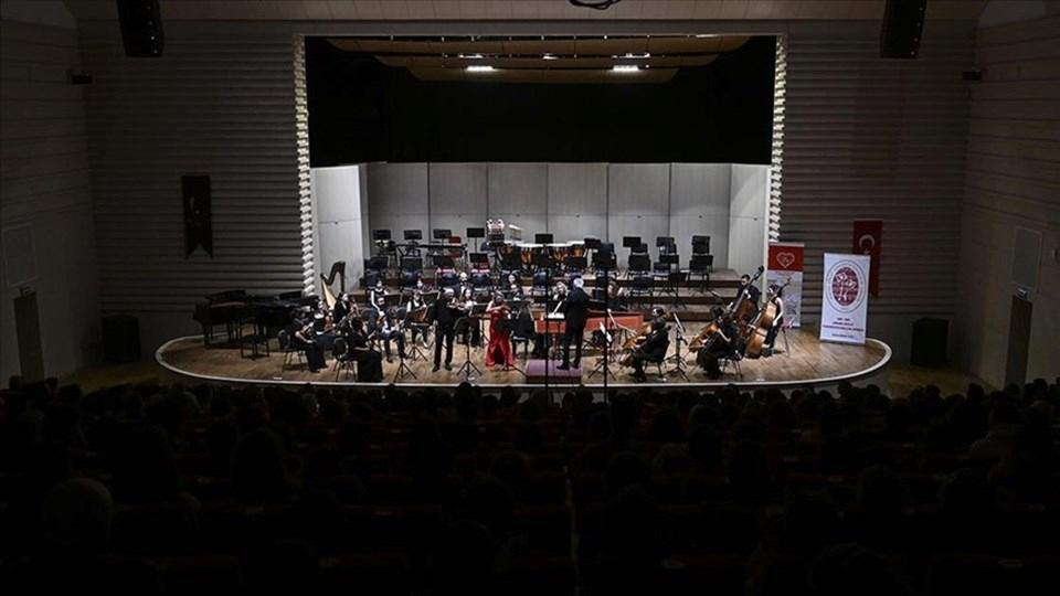 Suna Kan'ın Doğum Gününde Düzenlenen Keman Konseri: Sanat Dünyasının Efsanevi İsimlerinin Buluştuğu Unutulmaz Anlar! 1 Suna Kan'a Saygı Dolu Bir Konser