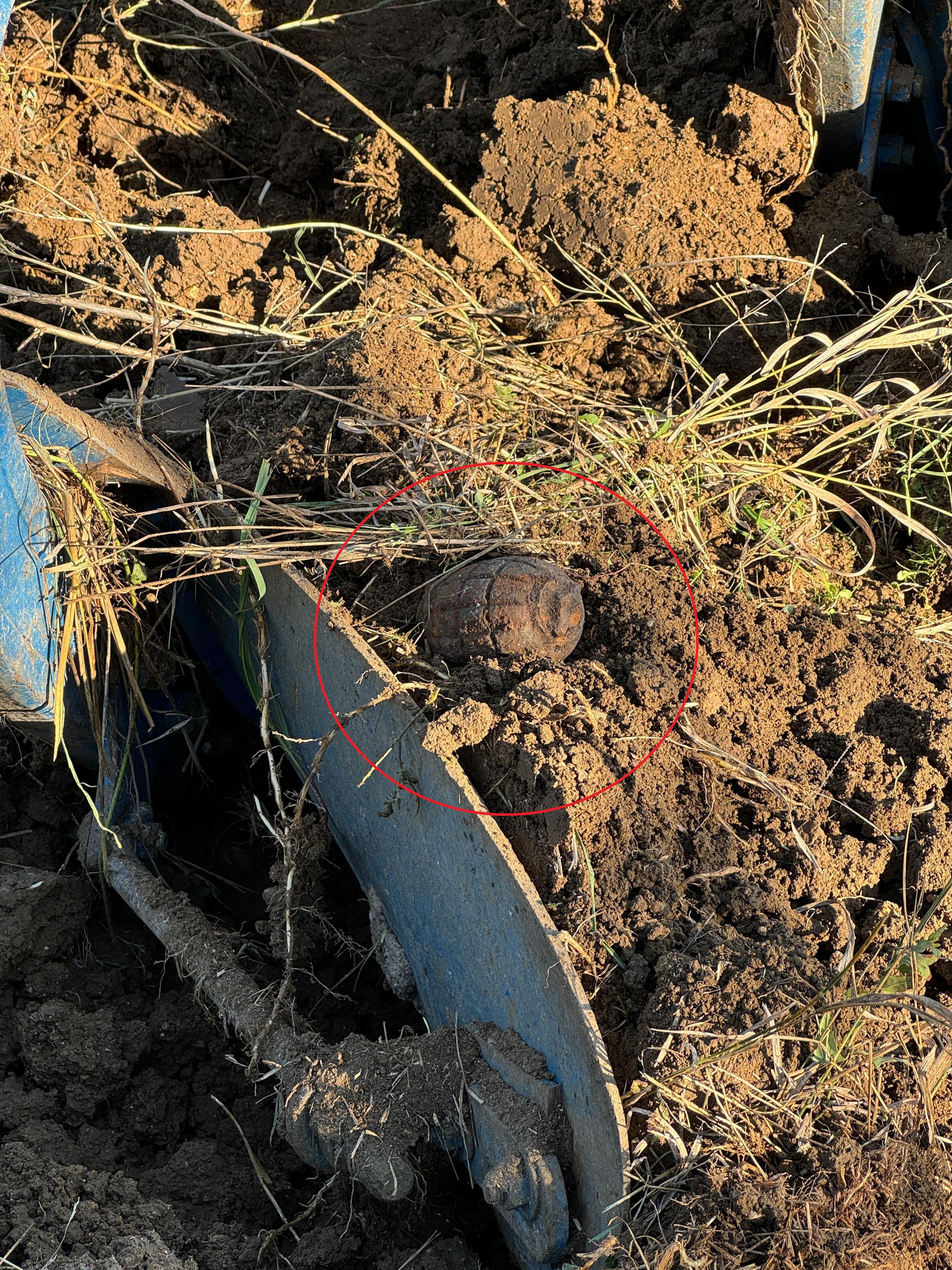 Tarlayı Sürerken El Bombasına Takılan Şanssız Olay 3 Tarlayı Sürerken El Bombasına Takılan Şanssız Olay