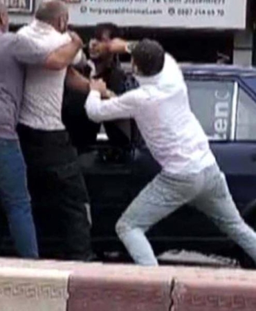 Trafikte Üç Kişinin Gırtlağına Yapıştığı Olay 10 trafikte-uc-kisinin-girtlagina-yapistigi-olay-3DFPSpj2.jpg