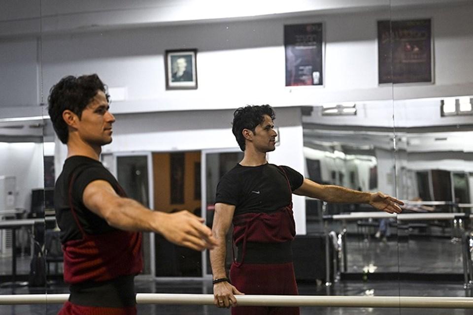 Türk Balet, Atina'da Nefes Kesen 'Zorba' Balesinin Başrolünde! Bu Performansı Kaçırmayın! 1 Zorba: Nikos Kazancakis'in Efsanesi Sahneye Taşınıyor