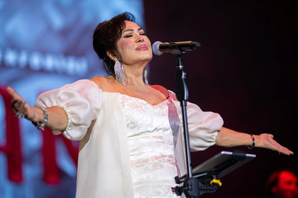 Türkan Şoray Sahnede! 'Arım Balım Peteğim' Şarkısıyla Hayranlarını Büyüledi – Bu Performans Kaçmaz! 1 Türkan Şoray'ın Unutulmaz Gecesi: