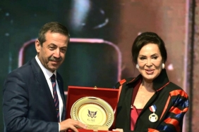 Türkan Şoraya Verilen Fahri Doktora Ünvanı: Sanat Dünyasının İkonu, Akademik Dünyayı Şaşırttı! 6 turkan-soraya-verilen-fahri-doktora-unvani-sanat-dunyasinin-ikonu-akademik-dunyayi-sasirtti-vt6WYNNY.jpg