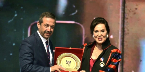 Türkan Şoraya Verilen Fahri Doktora Ünvanı: Sanat Dünyasının İkonu, Akademik Dünyayı Şaşırttı!