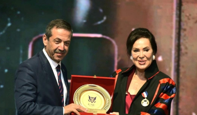 Türkan Şoraya Verilen Fahri Doktora Ünvanı: Sanat Dünyasının İkonu, Akademik Dünyayı Şaşırttı! 6 turkan-soraya-verilen-fahri-doktora-unvani-sanat-dunyasinin-ikonu-akademik-dunyayi-sasirtti-vt6WYNNY.jpg