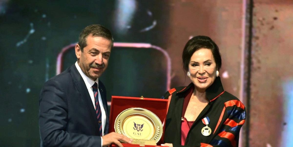 Türkan Şoraya Verilen Fahri Doktora Ünvanı: Sanat Dünyasının İkonu, Akademik Dünyayı Şaşırttı! 3 turkan-soraya-verilen-fahri-doktora-unvani-sanat-dunyasinin-ikonu-akademik-dunyayi-sasirtti-vt6WYNNY.jpg