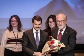 Ankara Tiyatro Festivali'nde Altan Erkekli'ye Verilen Onur Ödülü, Sanat Dünyasını Şaşkına Çeviren Bir Olay! Kaçırmayın! 1 ankara-tiyatro-festivalinde-altan-erkekliye-verilen-onur-odulu-sanat-dunyasini-saskina-ceviren-bir-olay-jaG1mvCS.jpg