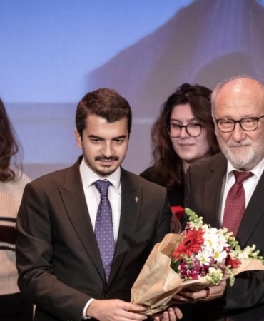 Ankara Tiyatro Festivali'nde Altan Erkekli'ye Verilen Onur Ödülü, Sanat Dünyasını Şaşkına Çeviren Bir Olay! Kaçırmayın! 4 ankara-tiyatro-festivalinde-altan-erkekliye-verilen-onur-odulu-sanat-dunyasini-saskina-ceviren-bir-olay-jaG1mvCS.jpg