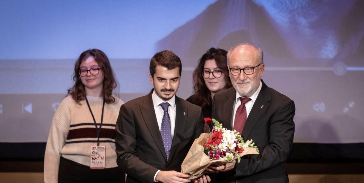 Ankara Tiyatro Festivali'nde Altan Erkekli'ye Verilen Onur Ödülü, Sanat Dünyasını Şaşkına Çeviren Bir Olay! Kaçırmayın! 2 ankara-tiyatro-festivalinde-altan-erkekliye-verilen-onur-odulu-sanat-dunyasini-saskina-ceviren-bir-olay-jaG1mvCS.jpg
