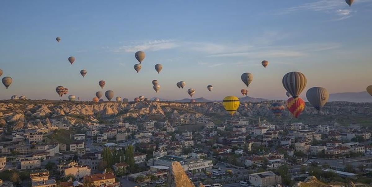 Kapadokya'da Sıcak Hava Balonlarıyla 10 Ayda 675 Bin Kişi Havalandı! Bu Büyüleyici Deneyimin Arkasındaki Gizem Nedir? 2 kapadokyada-sicak-hava-balonlariyla-10-ayda-675-bin-kisi-havalandi-bu-buyuleyici-deneyimin-arkasindaki-wMmrirmT.jpg