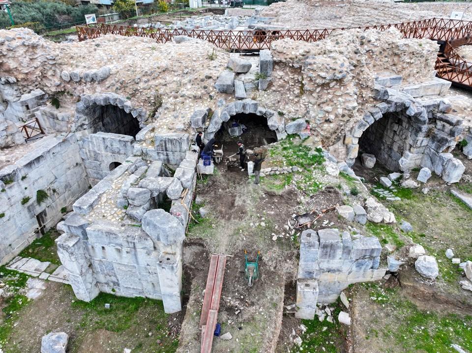 Meryem ve Çocuk İsa Freski Restore Edildi: Sanat Tarihinin Gizli Kalmış Hazinesi Ortaya Çıkıyor! 1 İznik'te Birinci Konsil'in İzleri: Roma Tiyatrosu ve Meryem İsa Freskleri