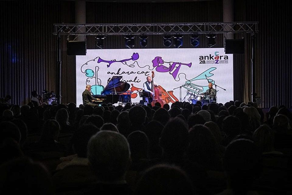 Müzik Tutkunlarının Kaçırmaması Gereken Fırsat: 28. Uluslararası Ankara Caz Festivali'nin Kapıları Aralandı! 2 Müzik Tutkunlarının Kaçırmaması Gereken Fırsat: 28. Uluslararası Ankara Caz Festivali'nin Kapıları Aralandı!