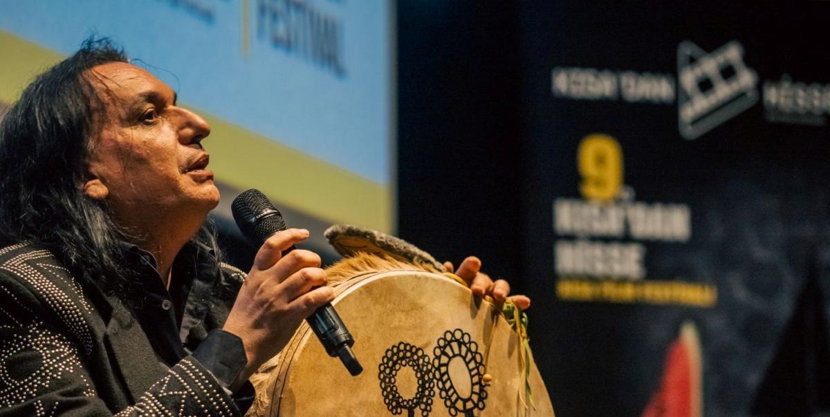 Müzisyen Gökhan Kırdar, Kısadan Hisse Kısa Film Festivali'nde Sahnede Neleri Paylaştı? Bu Anlar Kaçırılmamalı! 2 muzisyen-gokhan-kirdar-kisadan-hisse-kisa-film-festivalinde-sahnede-neleri-paylasti-bu-anlar-kacirilmamali-PdLlYi8V.jpg