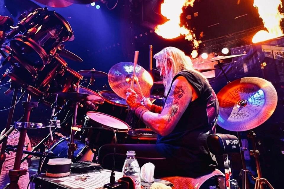 Demir Bakire'nin Efsanevi Davulcusundan Şok Emeklilik Açıklaması! Hayranları Şokta! 1 Iron Maiden Davulcusu Nicko McBrain Emekliliğini Duyurdu
