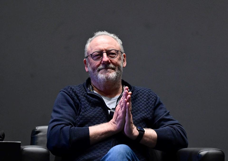 Game of Thrones'un Unutulmaz Yıldızı Liam Cunningham'dan Şok Eden Açıklama: Sessizlik Gerçekten Suç Ortaklığı mı? 1 Sinan Albayrak'ın Mesajı