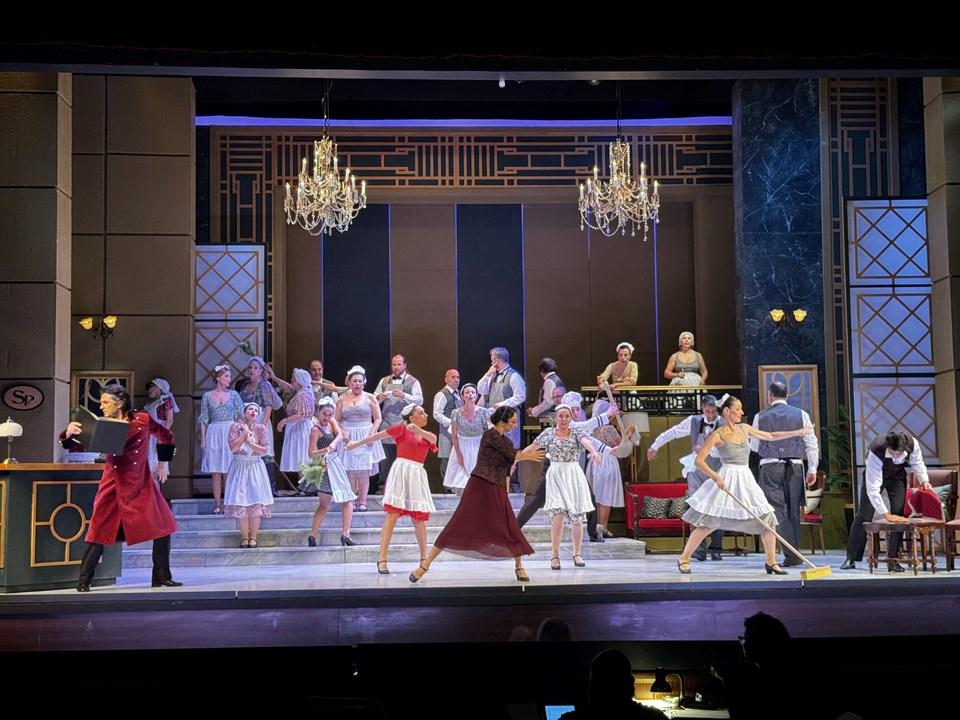 İDOB'un 'Deli Dolu' Opereti 10 Aralık'ta Sahnede: İzleyicileri Büyüleyecek Sıradışı Bir Deneyim! 2 Çok Yönlü Bir Eser