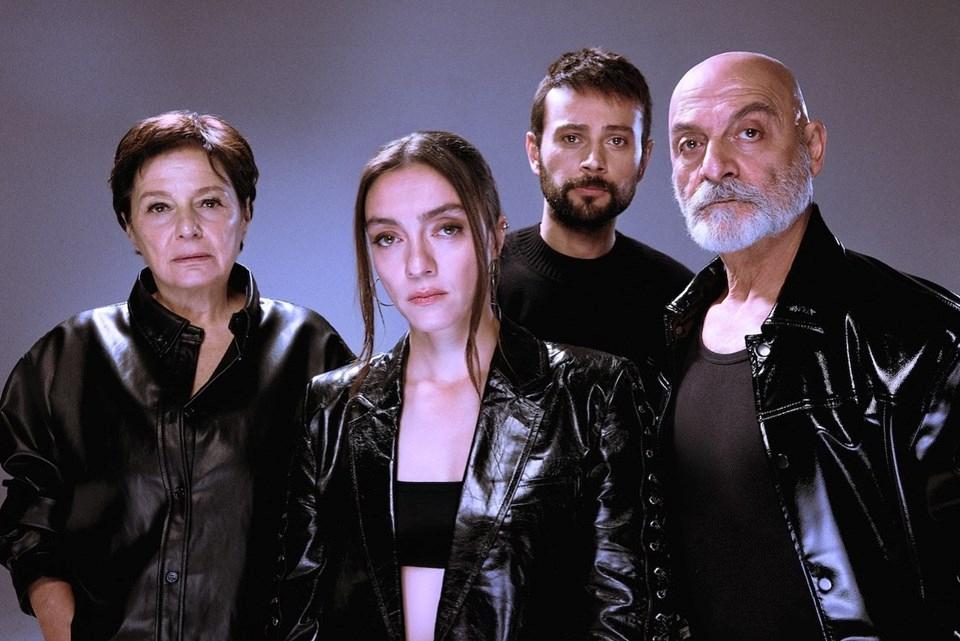 Merve Dizdar, 'İnsanlar Mekanlar Nesneler' Oyununda Rol Alıyor: Bu Performans Sizi Şaşırtacak! 1 Merve Dizdar'ın Yeni Projeleri