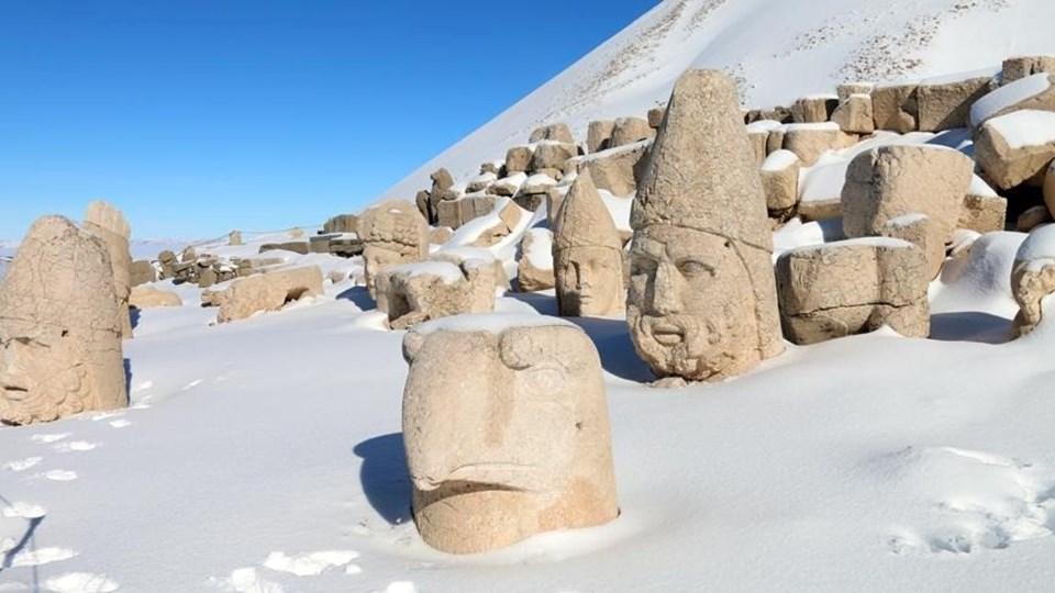 Nemrut Dağı'nda Bu Yıl 165 Bin Ziyaretçi Şokunu Yaşatan Gizli Sebep! 1 Nemrut Dağı: Tarihin ve Doğanın Buluşma Noktası