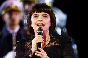 sarkici-mireille-mathieu-20-yil-aradan-sonra-turkiyeye-donerek-hayranlarini-sasirtiyor-iste-beklenen-o-WdZrc19n.jpg