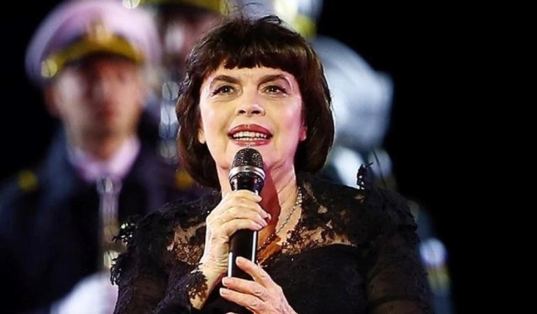 sarkici-mireille-mathieu-20-yil-aradan-sonra-turkiyeye-donerek-hayranlarini-sasirtiyor-iste-beklenen-o-WdZrc19n.jpg