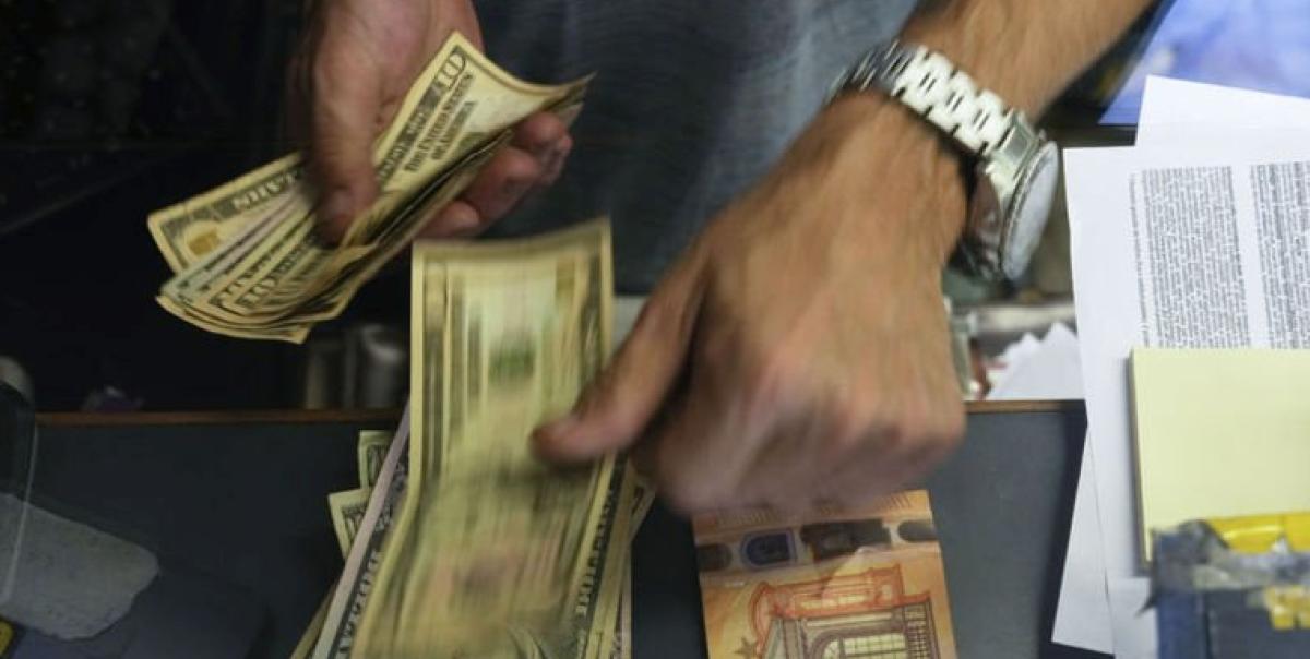 Yurt İçi Yerleşiklerin Döviz Mevduatlarında Şok Artış: 1,44 Milyar Dolar! 🚀 2 yurt-ici-yerlesiklerin-doviz-mevduatlarinda-sok-artis-144-milyar-dolar-PGycpMav.jpg