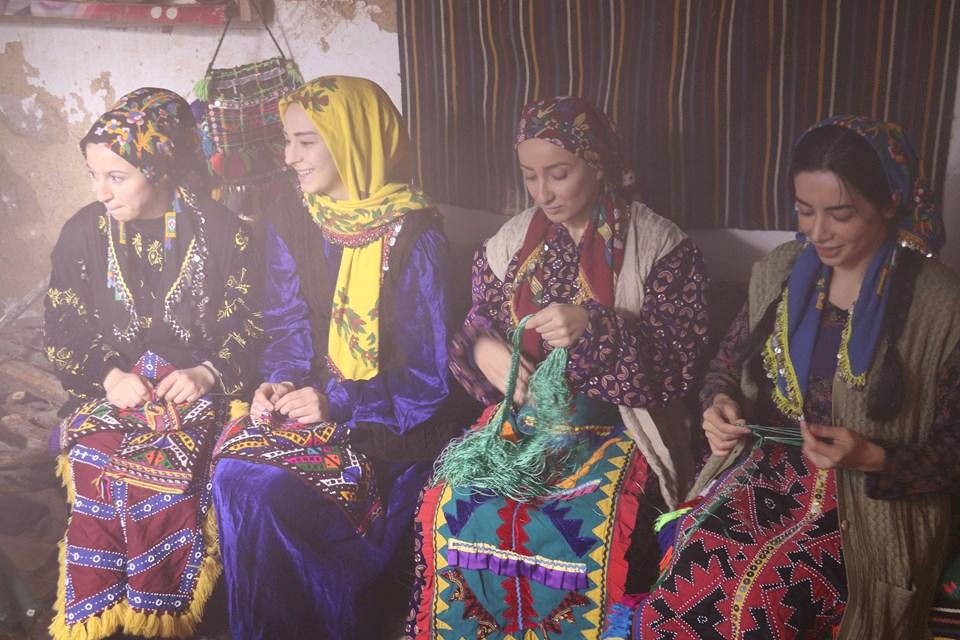 Aşık Veysel'in Hayatını Anlatan Filmin Çekimleri Başladı! Bu Efsanevi Sanatçının Bilinmeyen Yüzleriyle Karşılaşmaya Hazır Olun! 2 Aşık Veysel'in Hayatını Anlatan Filmin Çekimleri Başladı! Bu Efsanevi Sanatçının Bilinmeyen Yüzleriyle Karşılaşmaya Hazır Olun!